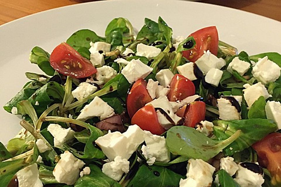 Feldsalat und Schafskäse mit Himbeerdressing