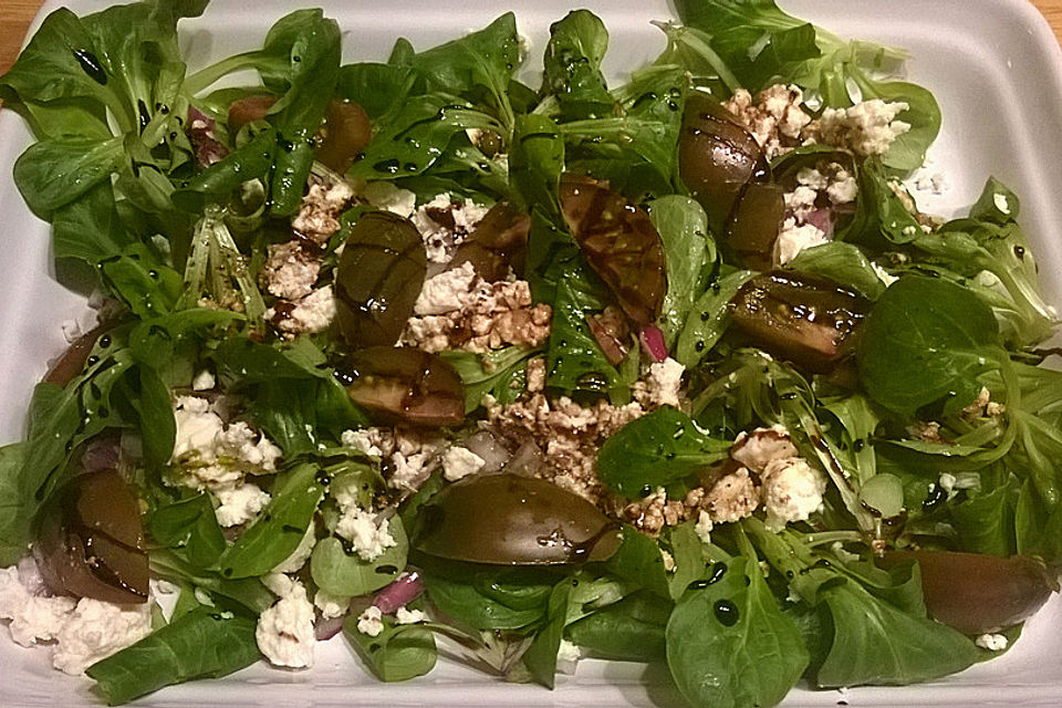 Feldsalat und Schafskäse mit Himbeerdressing