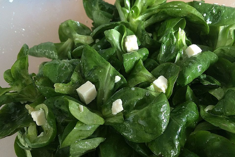 Feldsalat und Schafskäse mit Himbeerdressing