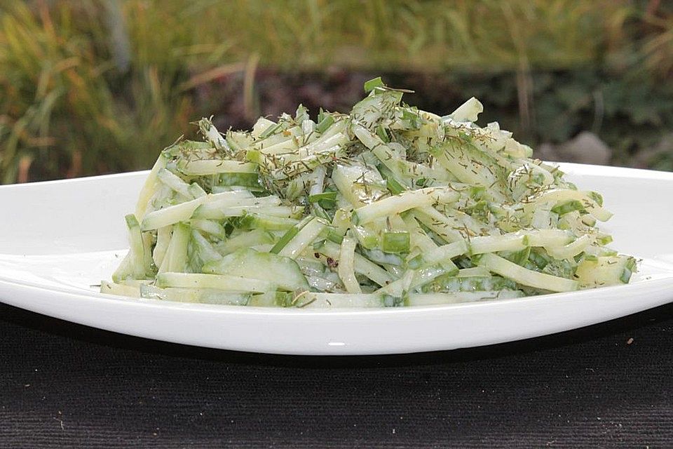 Salatgurke in Dressing mit isländischem Frischkäse