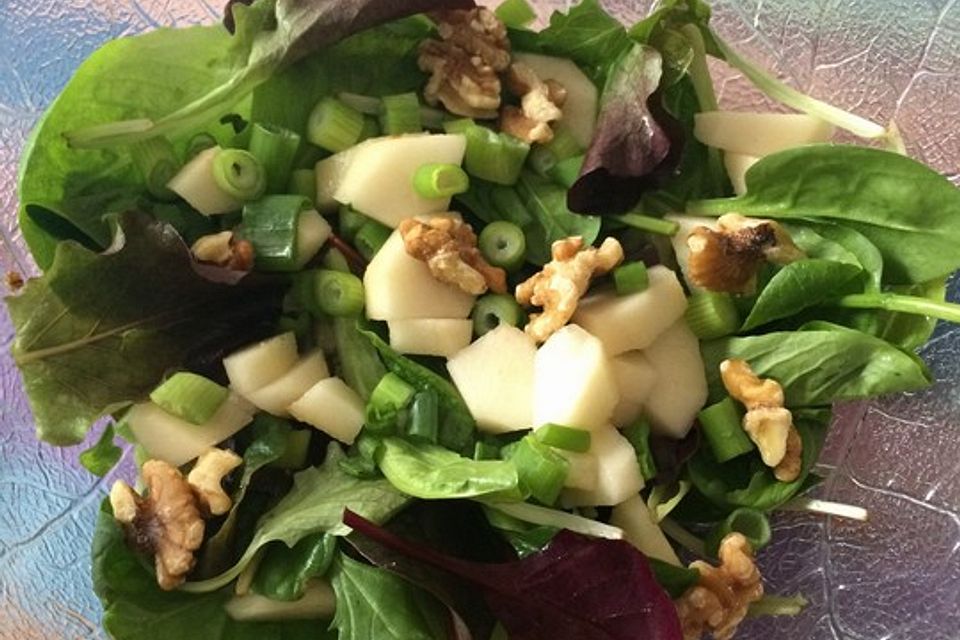 Feldsalat mit Radicchio, Birne und Walnüssen in Himbeerdressing