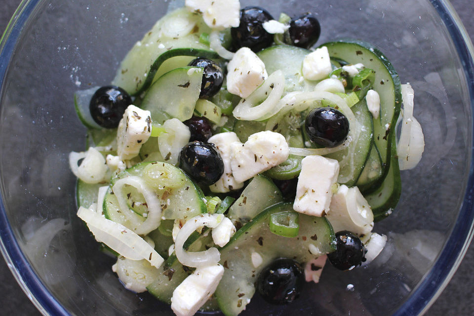 Gurkensalat mit Blaubeeren und Feta