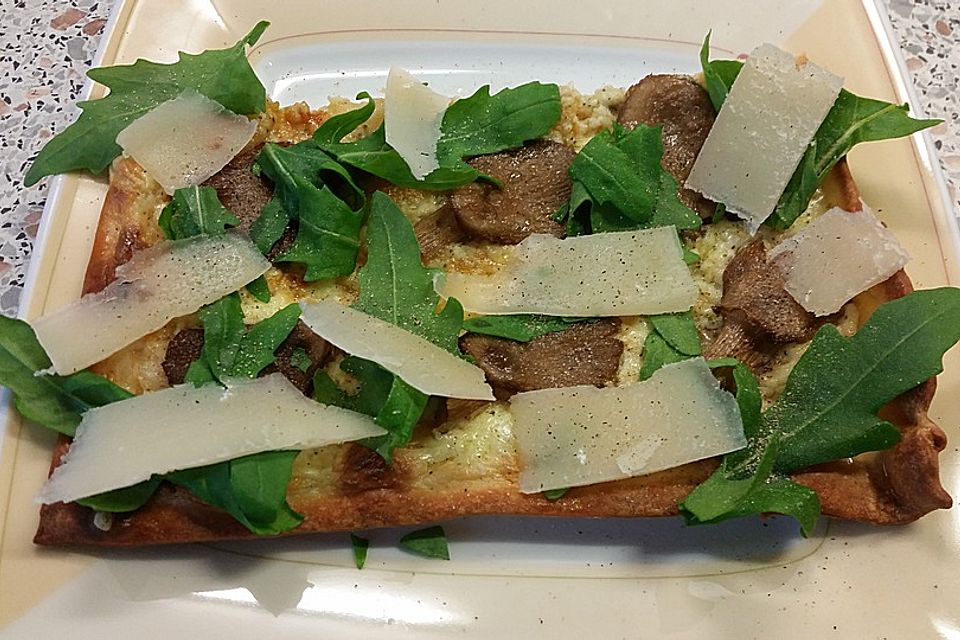 Flammkuchen mit Austernpilzen, Rucola und Parmesan