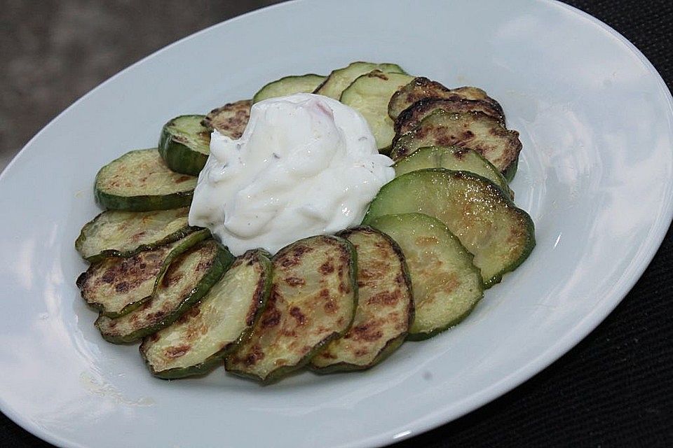 Gebratene Gurke mit isländischem Frischkäsedressing