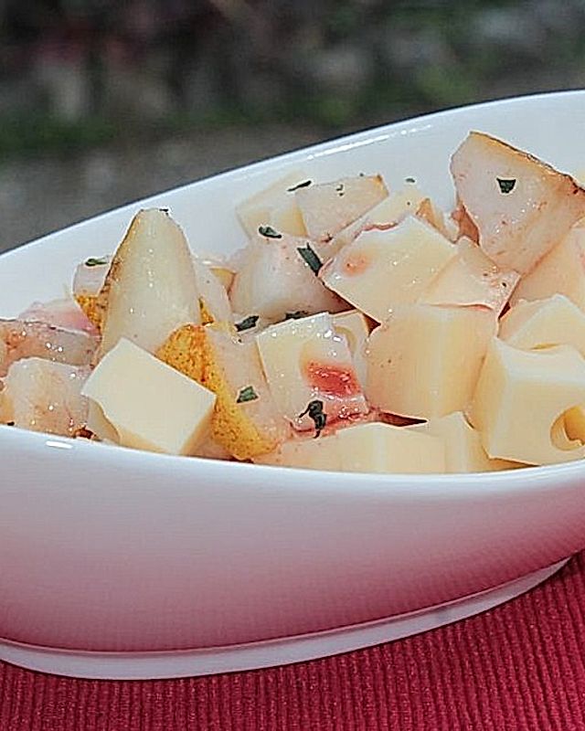 Käse-Birnen-Salat mit Johannisbeerdressing