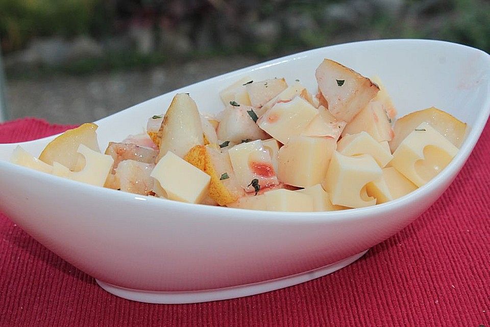 Käse-Birnen-Salat mit Johannisbeerdressing