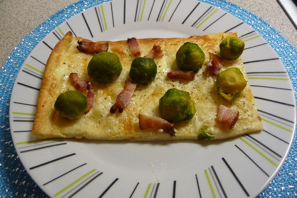 Flammkuchen mit Rosenkohl und Speck Flammkuchen mit Rosenkohl und Speck