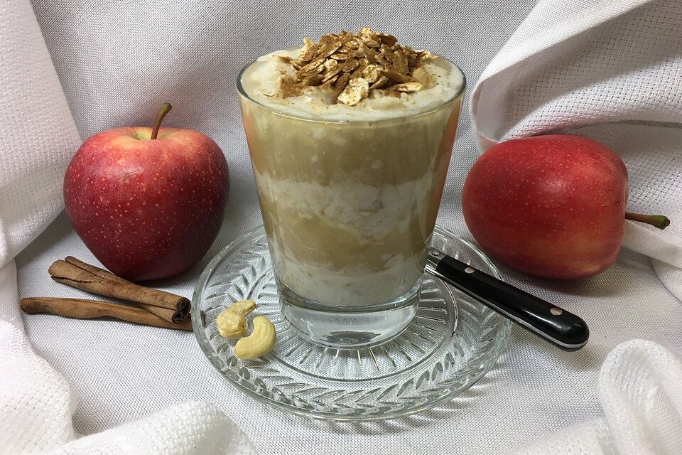 Porridge mit Fruchtmus im Glas