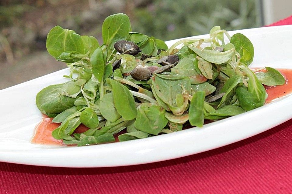 Feldsalat in Johannisbeer-Orangen-Dressing