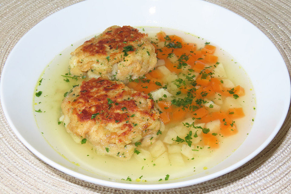 Tiroler Käseknödel in Gemüsebrühe