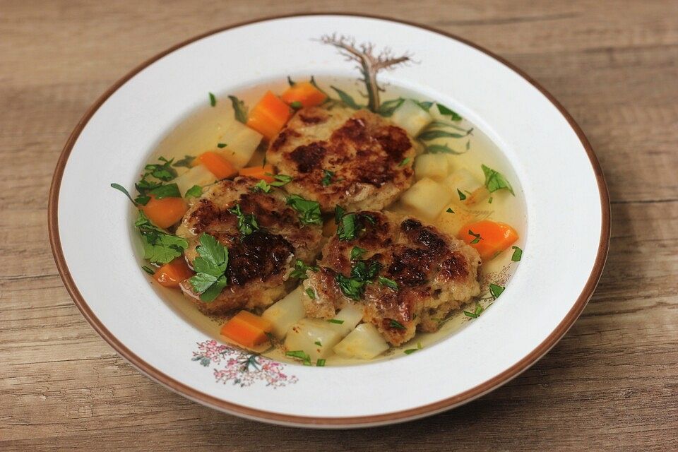 Tiroler Käseknödel in Gemüsebrühe