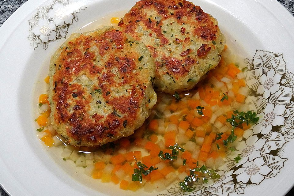 Tiroler Käseknödel in Gemüsebrühe