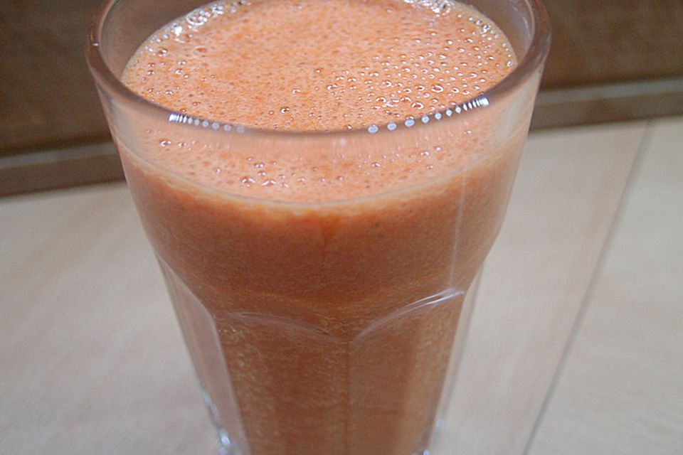 Paprika-Bananen Smoothie mit Minze und Ei