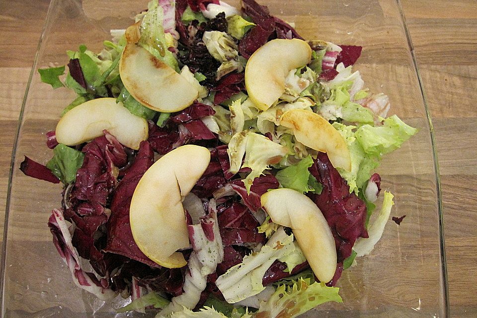 Feldsalat mit Radicchio, Apfel und Walnüssen in Johannisbeer-Joghurt-Dressing