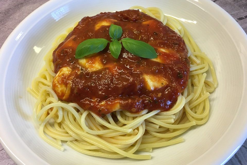 Nudeln mit Tomaten-Mozzarella Soße