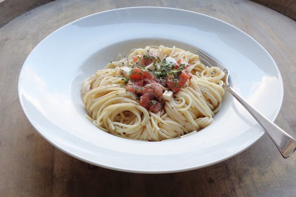 Nudeln mit Tomaten-Mozzarella Soße