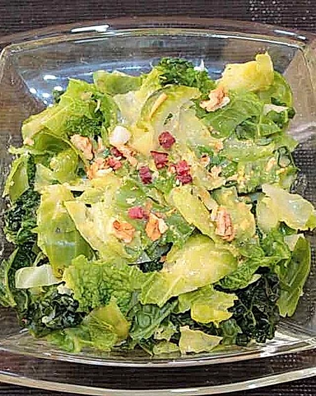 Rosenkohl-Wirsing-Salat mit Speck und Walnüssen