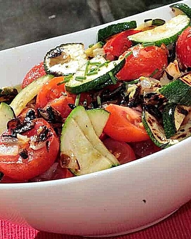Tomatensalat mit Röstzwiebeln und gebratenen Zucchini in Senfdressing