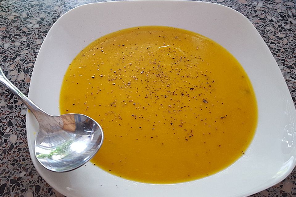 Gepfefferte Kürbissuppe mit Schafskäse