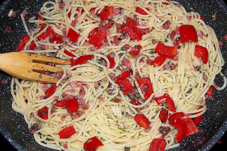 Spaghetti mit Paprika und Speck