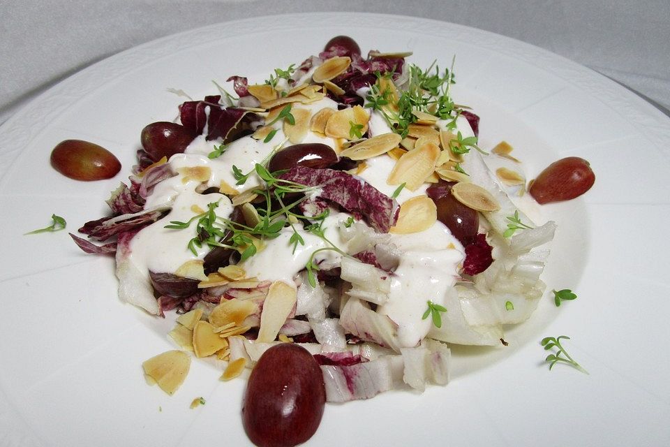 Radicchio-Trauben-Salat mit Mandeln und Joghurt-Dressing