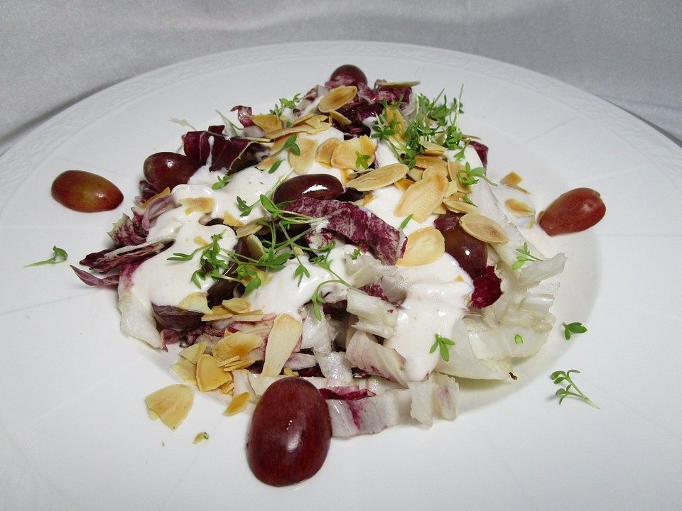 Radicchio-Trauben-Salat mit Mandeln und Joghurt-Dressing von patty89 ...