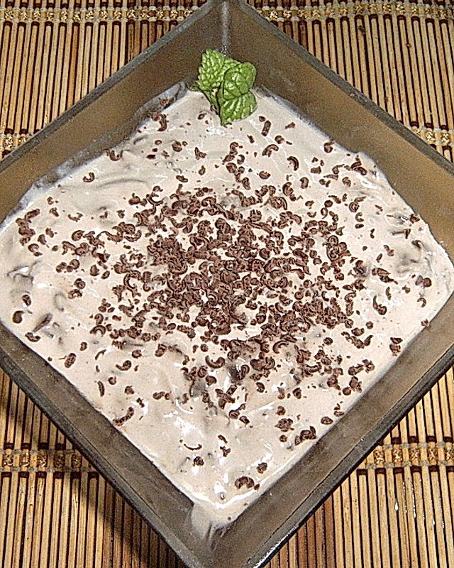 Joghurt-Dessert mit Schokolade und Rumtopf