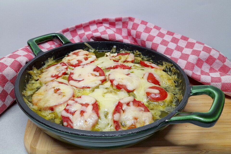 Überbackenes Pesto-Hähnchenbrustfilet mit Tomate