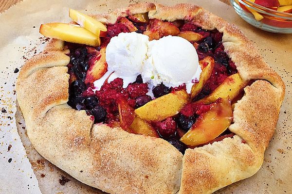 Galette mit Nektarinen, Himbeeren und Blaubeeren von CookBakery | Chefkoch