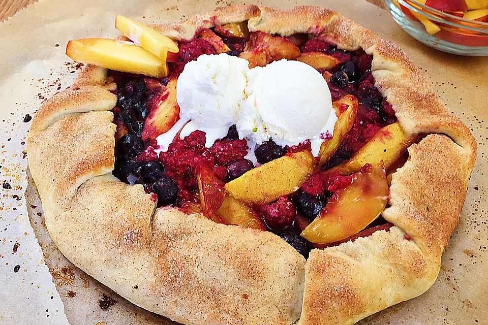 Galette mit Nektarinen, Himbeeren und Blaubeeren