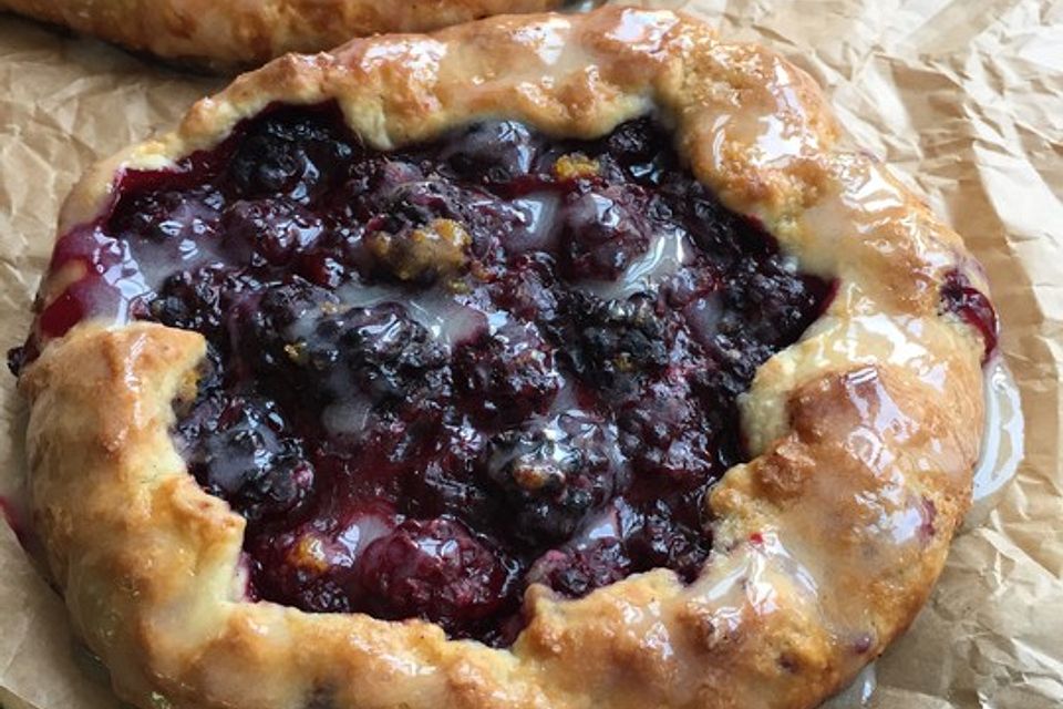 Galette mit Nektarinen, Himbeeren und Blaubeeren