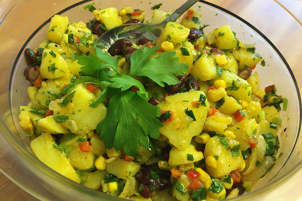 Türkischer Kartoffelsalat mit buntem Gemüsemix