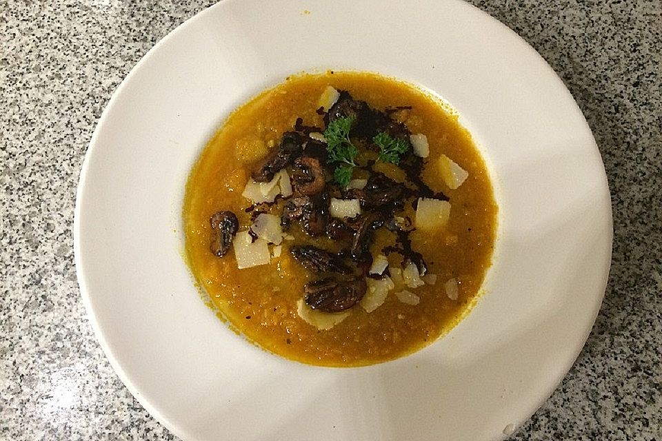 Geraspelte Kürbissuppe mit Apfel und gebratenen Champignons