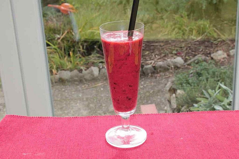 Beeren-Smoothie mit Himbeeren, Erdbeeren, Gojibeeren, Heidelbeeren und Leinsamen