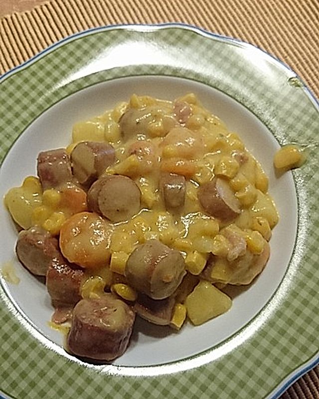 Mais-Kartoffel-Eintopf mit Möhren und Wursteinlage