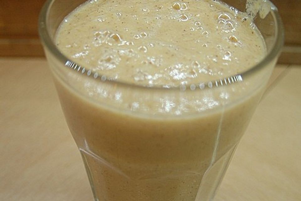 Smoothie mit Kiwi, Ananas, Banane und Pampelmuse