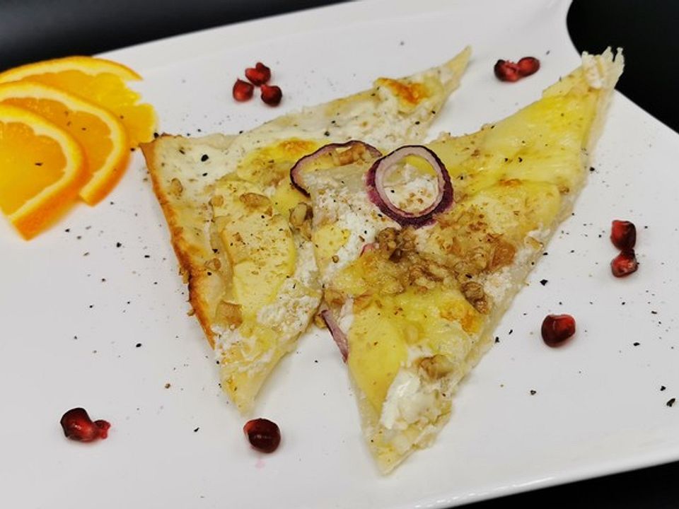 Flammkuchen mit Ziegenkäse, Walnüssen und Äpfeln von Sturmpfad | Chefkoch Flammkuchen mit Ziegenkäse, Walnüssen und Äpfeln von Sturmpfad | Chefkoch