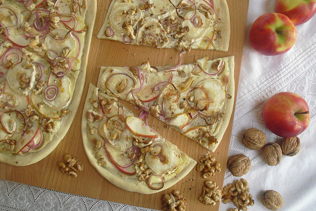 Flammkuchen mit Ziegenkäse, Walnüssen und Äpfeln von Sturmpfad| Chefkoch Flammkuchen mit Ziegenkäse, Walnüssen und Äpfeln von Sturmpfad| Chefkoch
