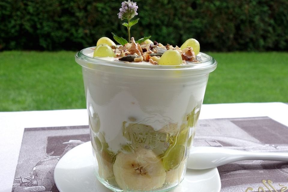 Obstsalat mit Banane und Trauben