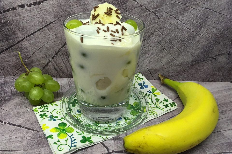 Obstsalat mit Banane und Trauben