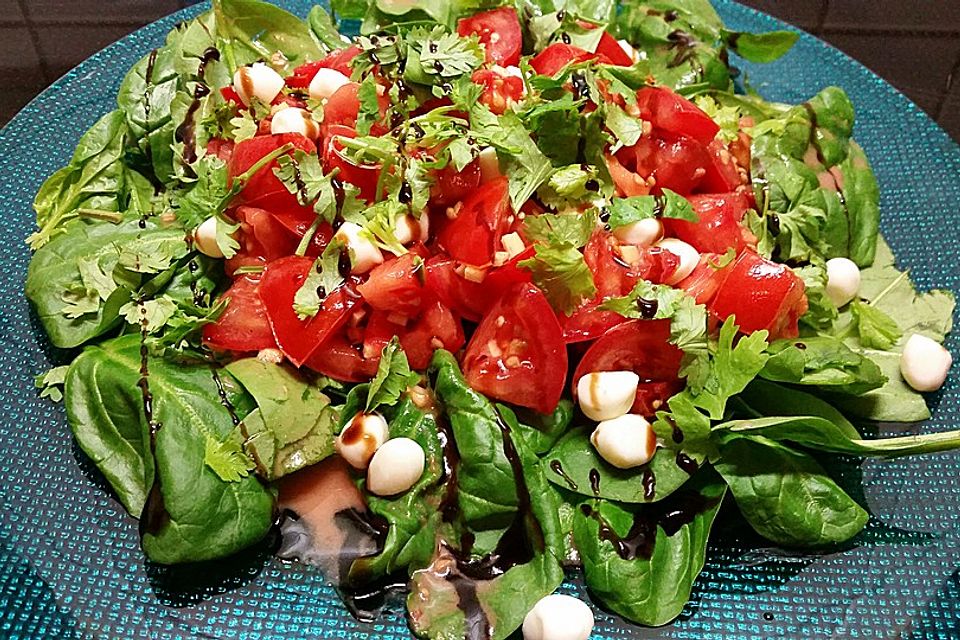 Tomatensalat im Spinatbett