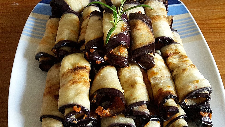 Auberginenröllchen mit selbstgemachtem, rotem Pesto von ...