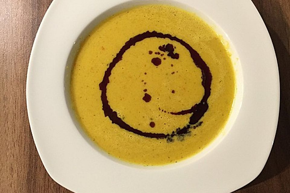 Suppe von gelbem Paprika mit Ingwer