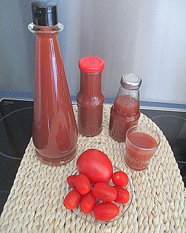 Tomatenlikör mit Blutorangensaft, Tabasco und Balsamico-Creme