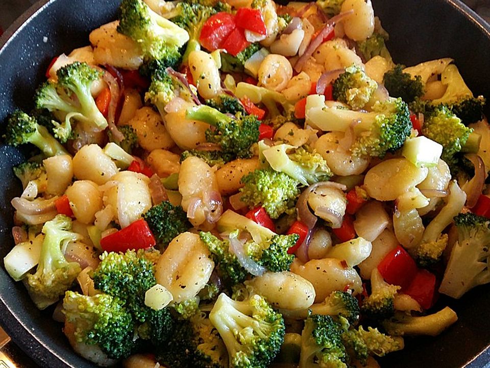 Gnocchi mit Brokkoli, Zwiebeln und Parmesan von Gemüsehexi | Chefkoch