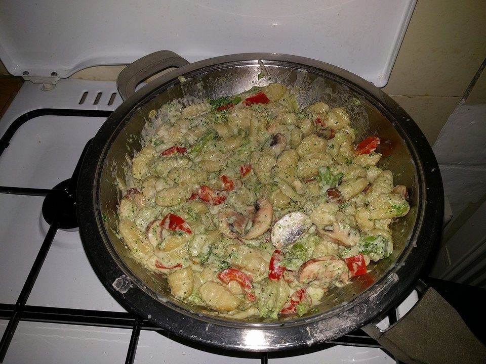 Gnocchi mit Brokkoli, Zwiebeln und Parmesan