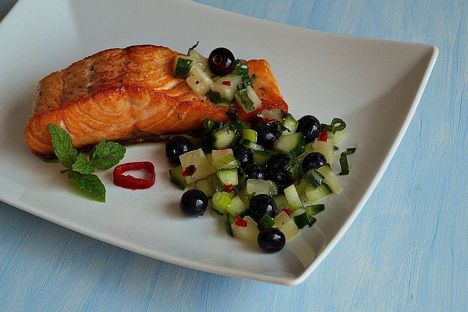 Gurken-Ananas-Salsa mit Blaubeeren und Minze