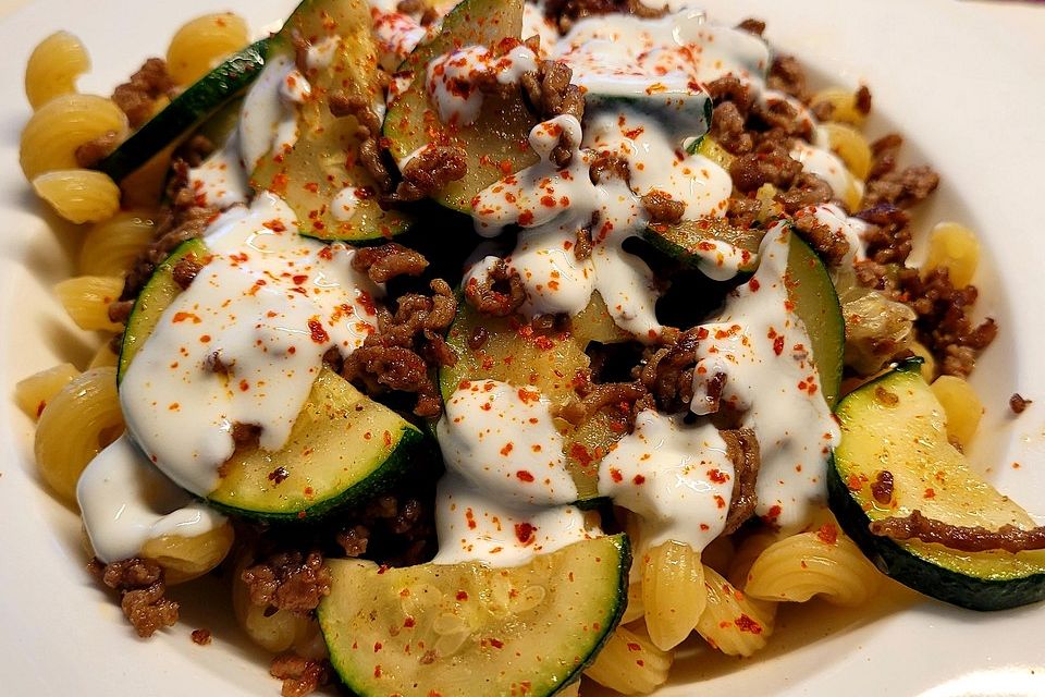 Hackfleisch-Zucchini Pfanne auf Nudeln mit Knoblauch und Joghurt