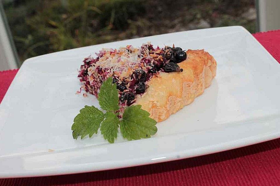 Schwarze Johannisbeeren-Hefekuchen mit Kokos