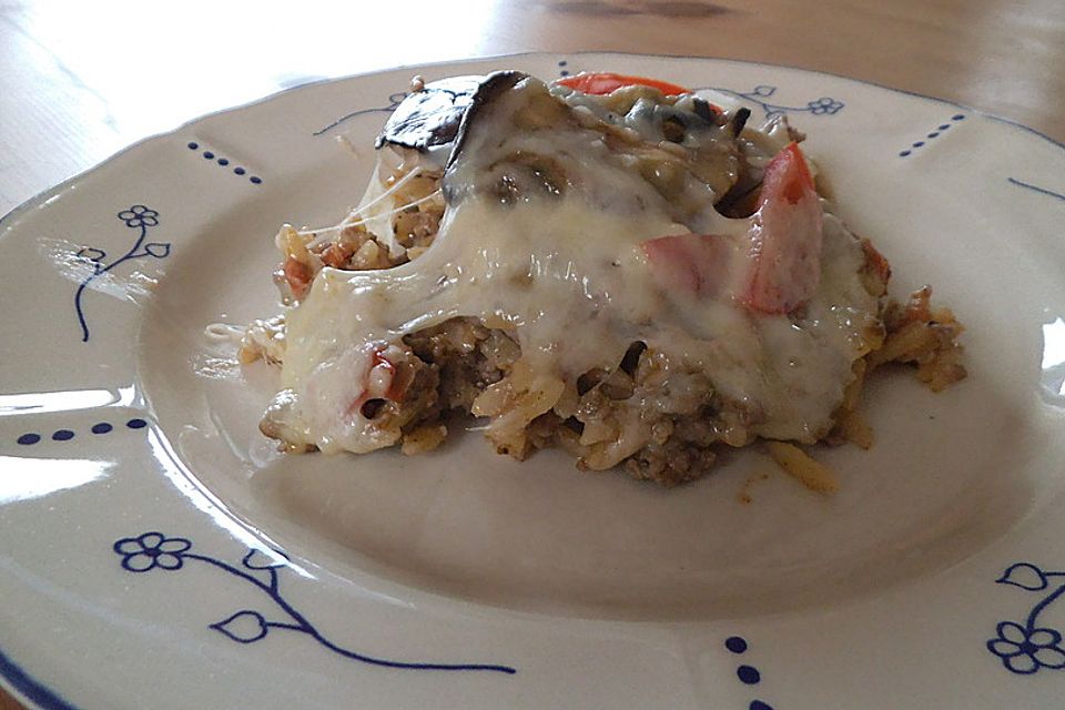 Moussaka mit Kritharaki und Gurkensalat